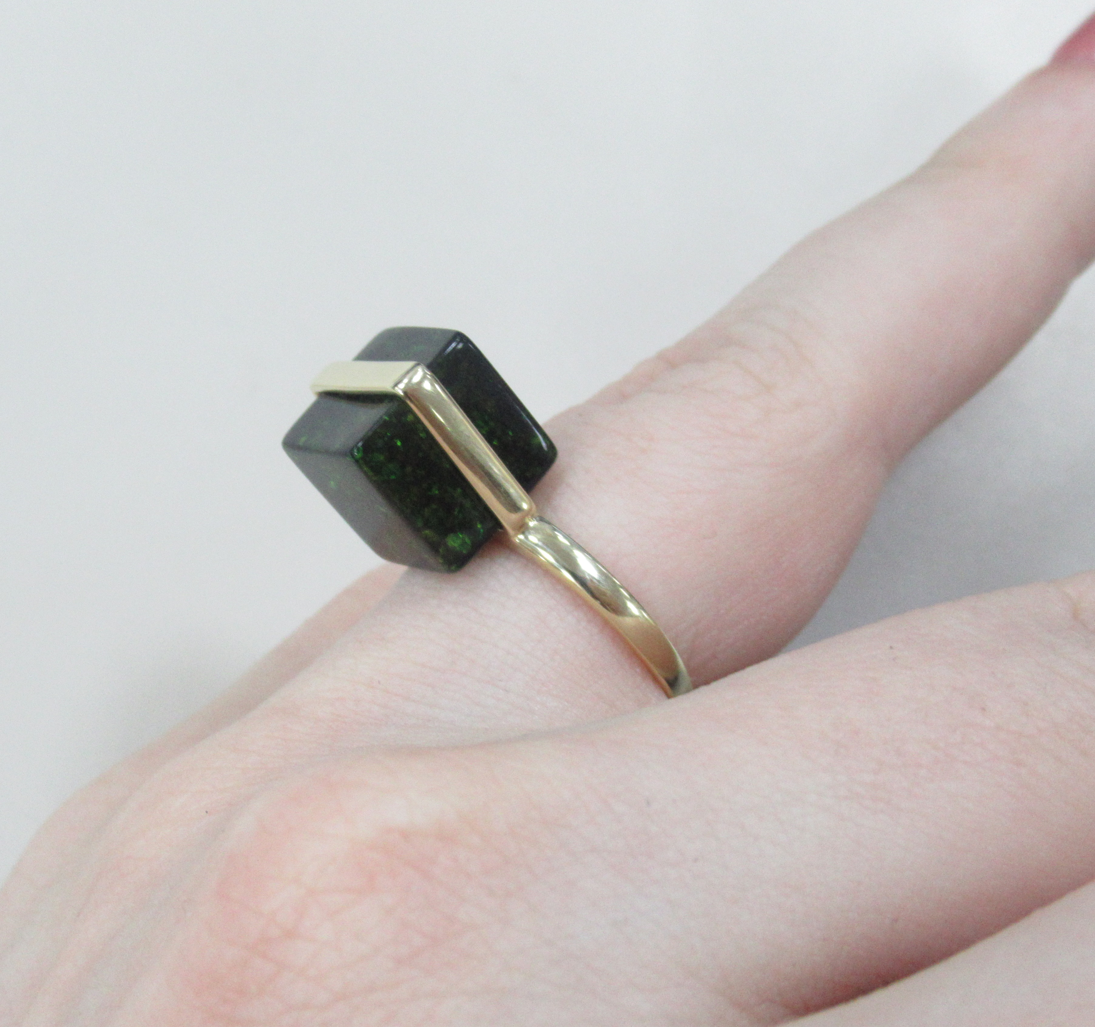 Кольцо из желтого золота с янтарем